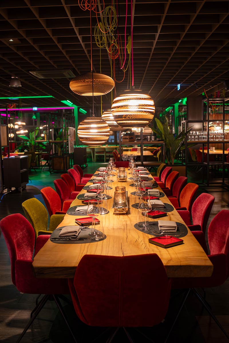 Das midi Restaurant in stimmungsvoller Abendbeleuchtung