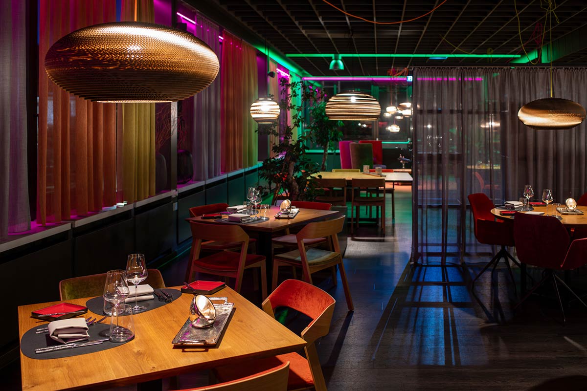 Das midi Restaurant in stimmungsvoller Abendbeleuchtung