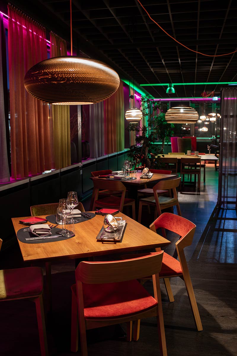 Das midi Restaurant in stimmungsvoller Abendbeleuchtung