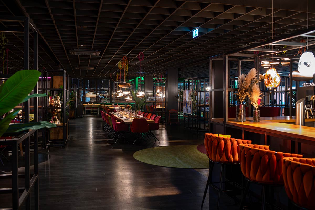 Das midi Restaurant in stimmungsvoller Abendbeleuchtung