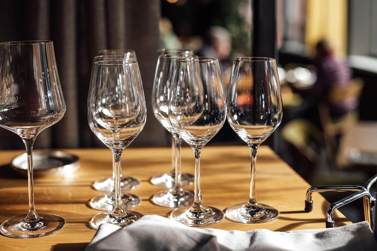 Wein und Weingläser im midi Restaurant