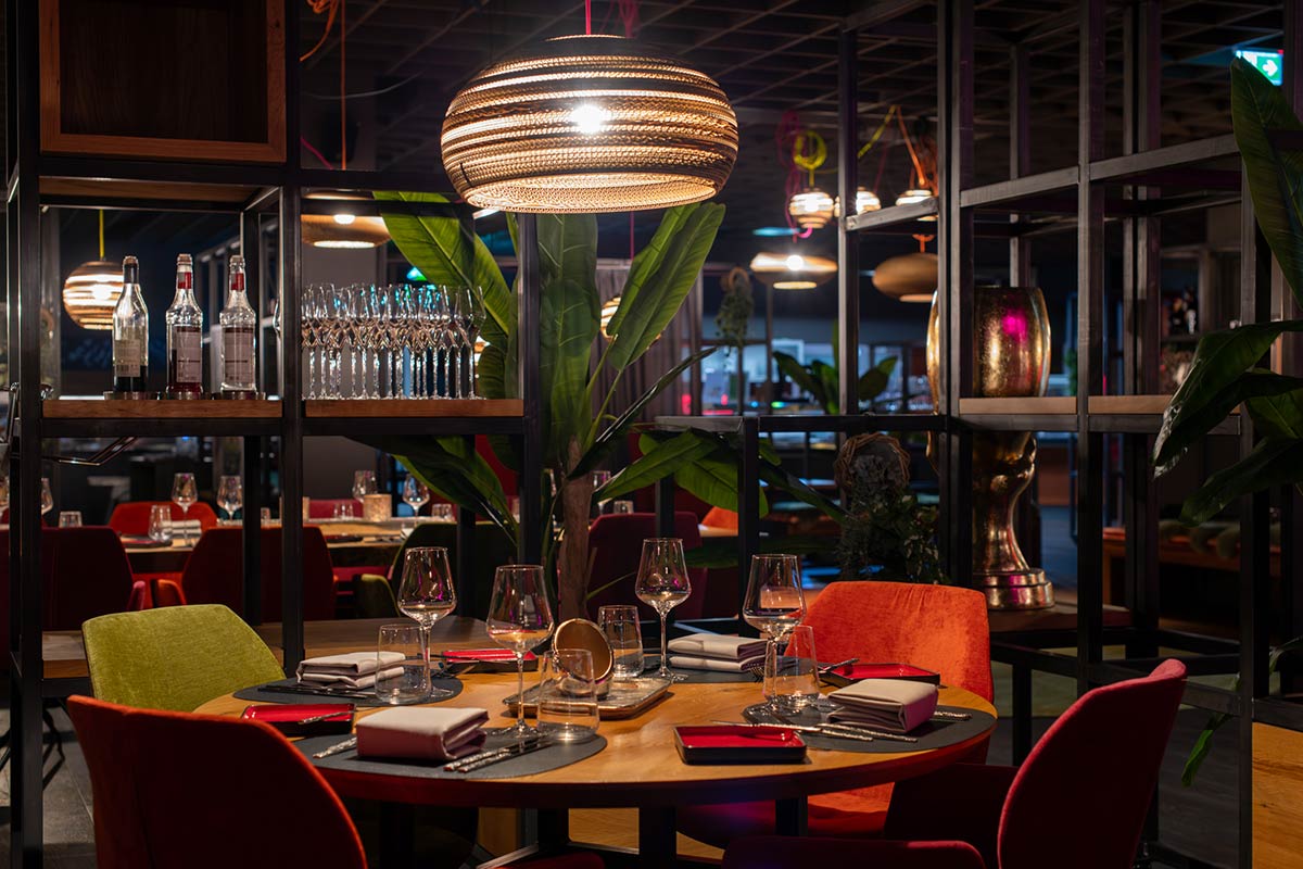 Das midi Restaurant in stimmungsvoller Abendbeleuchtung